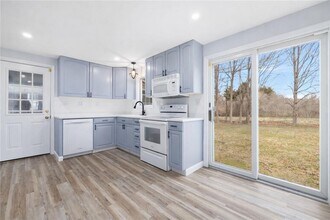 4 Longmeadow Ave in Middletown, RI - Building Photo - Building Photo