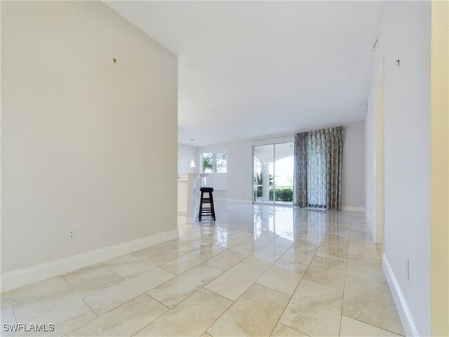 85 Silver Oaks Cir, Unit 6102 in Naples, FL - Foto de edificio - Building Photo