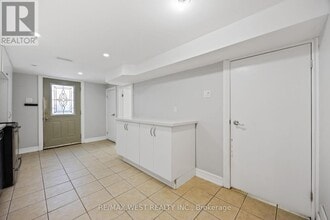 2440 King Rd in King City, ON - Building Photo - Building Photo