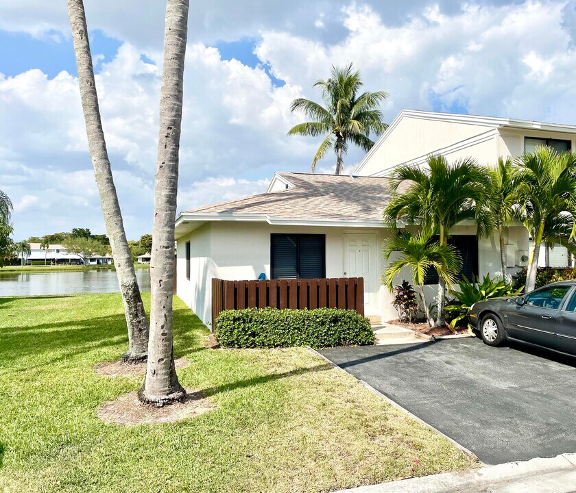 5327 Tennis Ln in Delray Beach, FL - Building Photo