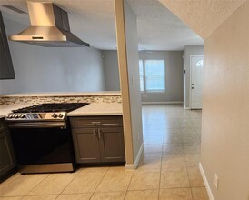 7616 N Main St in Houston, TX - Foto de edificio - Building Photo