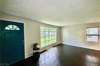 19611 Shakerwood Rd in Warrensville Heights, OH - Foto de edificio - Building Photo