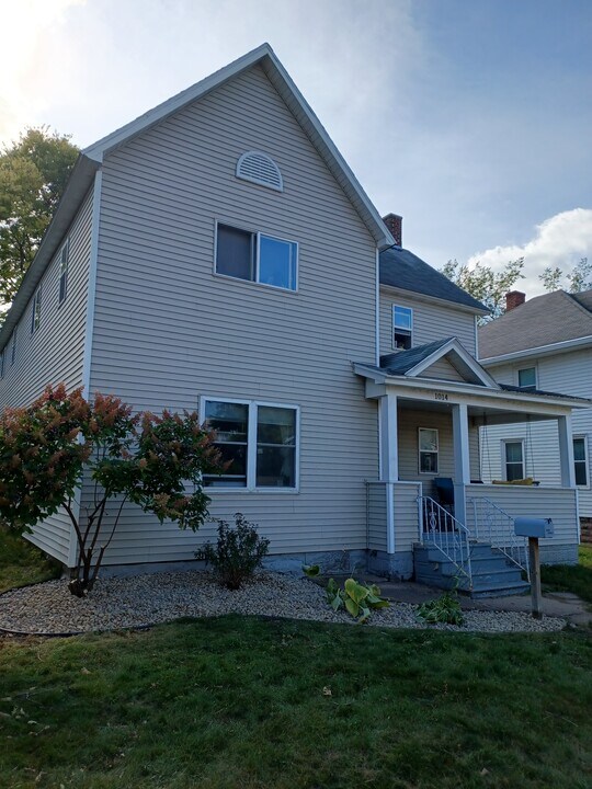 1014 Oxford Ave, Unit 1014.5 Oxford - 4 bedroom in Eau Claire, WI - Building Photo