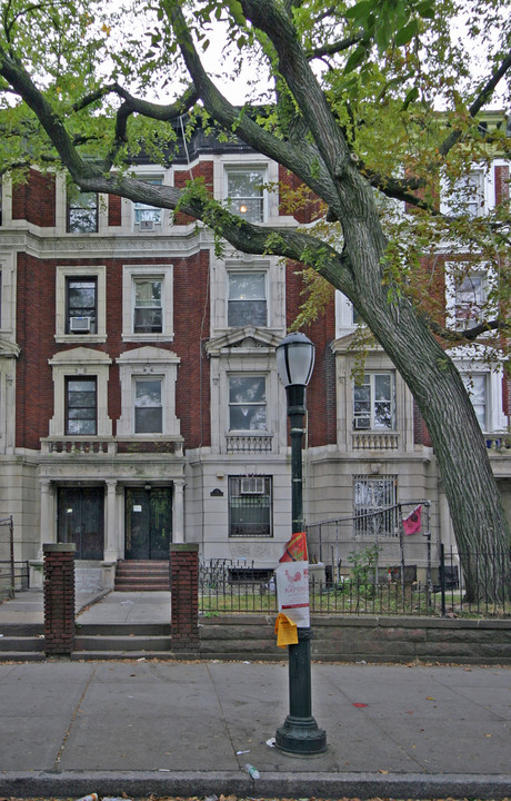 715 Eastern Pky in Brooklyn, NY - Foto de edificio