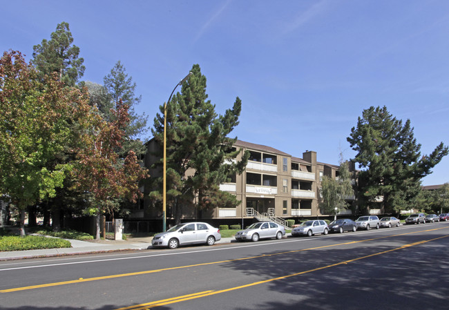 Saratoga Gardens Condominiums in San Jose, CA - Building Photo - Building Photo