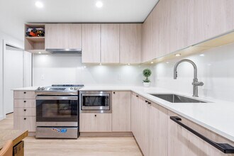 245 16th St E, Unit SI ID1467230P in North Vancouver, BC - Building Photo - Building Photo