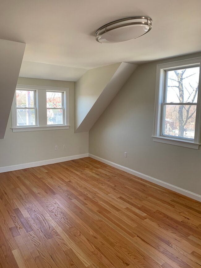 45 Main St, Unit 2 in Hopkinton, MA - Foto de edificio - Building Photo