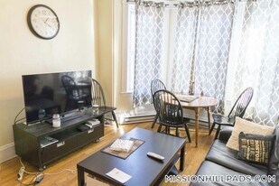 883 Huntington Ave, Unit 5 in Boston, MA - Building Photo