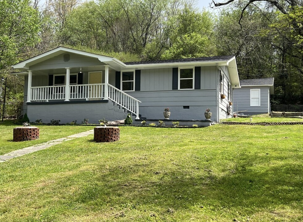 132 Hogan Rd in Rossville, GA - Building Photo