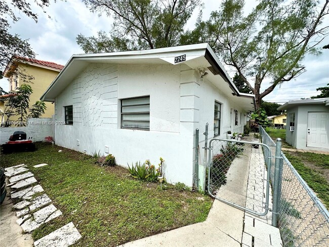 2245 Cody St in Hollywood, FL - Foto de edificio - Building Photo