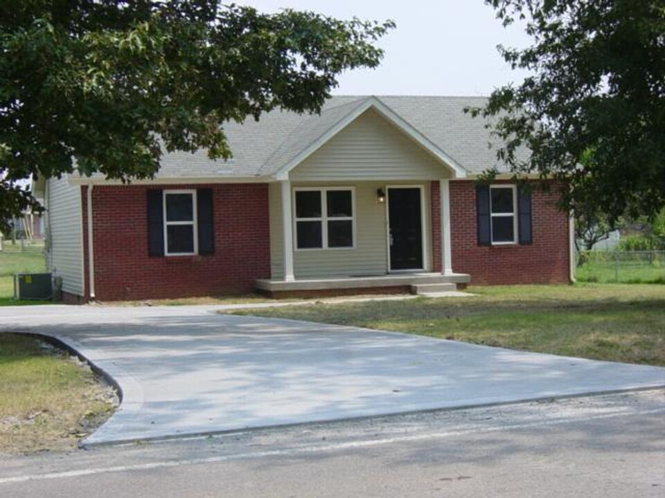 227 Tobacco Rd in Clarksville, TN - Building Photo