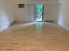 125 Pleasant St, Unit 105 in Brookline, MA - Foto de edificio - Building Photo