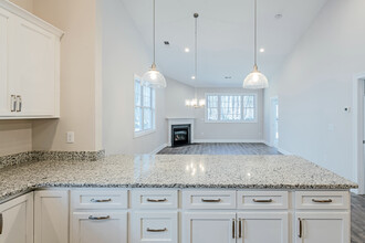 Matteson Ridge in West Warwick, RI - Foto de edificio - Interior Photo