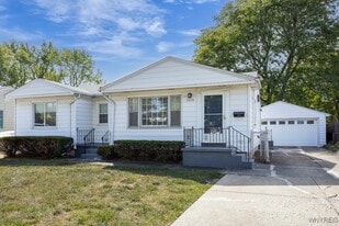 2470 Eggert Rd in Tonawanda, NY - Building Photo