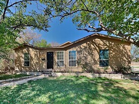403 Goodyear St in Irving, TX - Building Photo