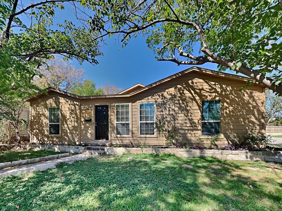 403 Goodyear St in Irving, TX - Building Photo