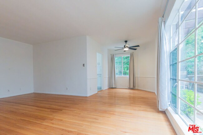 1122 S Holt Ave in Los Angeles, CA - Building Photo - Building Photo