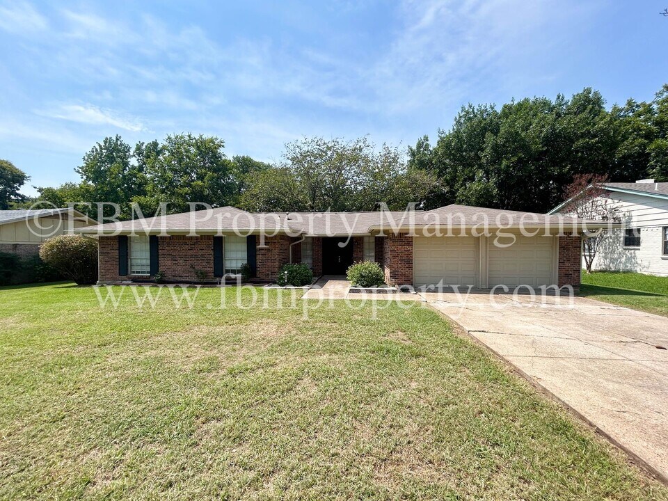 2409 Linda Dr in Ennis, TX - Building Photo