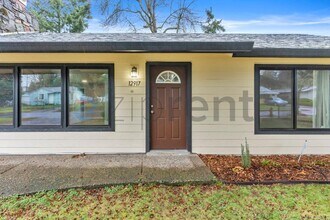 12917 NE Holladay St in Portland, OR - Building Photo - Building Photo