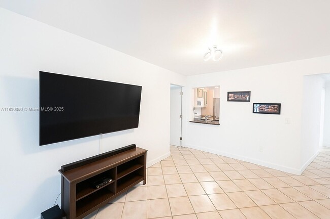 1250 Lincoln Rd in Miami Beach, FL - Building Photo - Building Photo