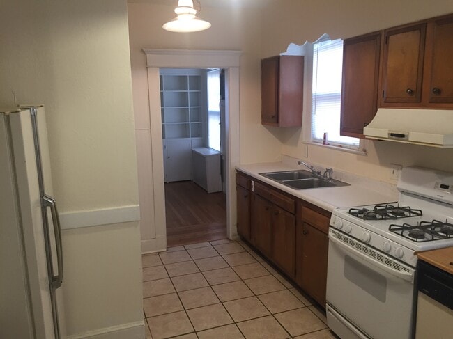 162 Elm St, Unit 2 in West Haven, CT - Building Photo - Building Photo