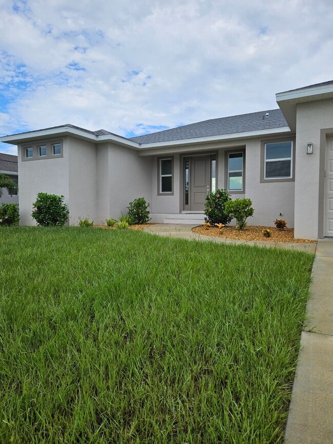 8343 Olsen St in Port Charlotte, FL - Building Photo - Building Photo