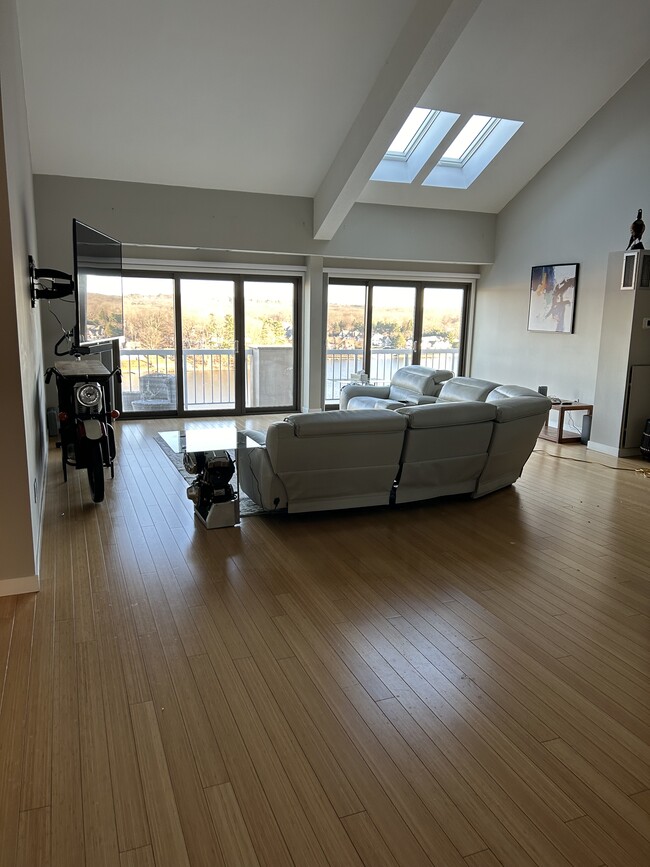 65 Lake Ave, Unit 1007 in Worcester, MA - Building Photo - Building Photo