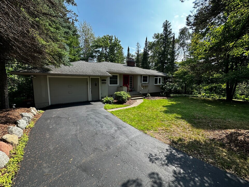 3402 E Superior St in Duluth, MN - Building Photo