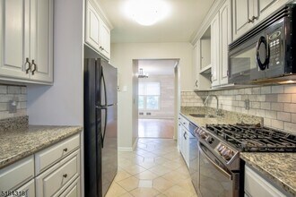 14 Colonial Ct in High Bridge, NJ - Building Photo - Building Photo
