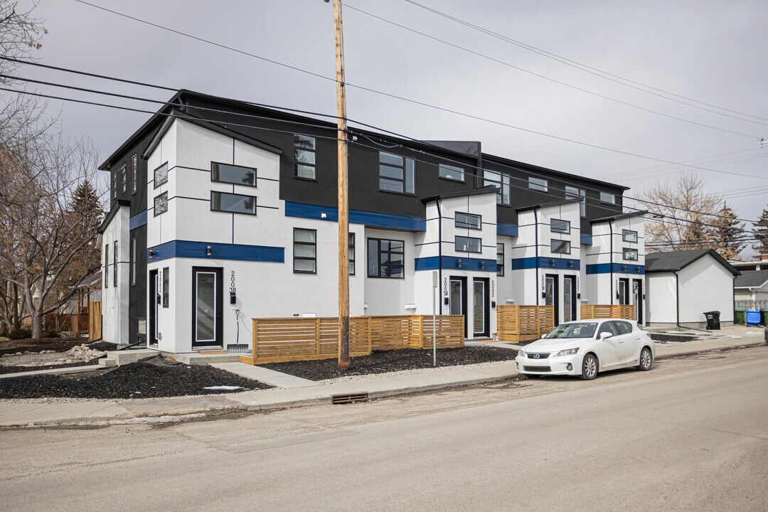 1202 19 Av NW in Calgary, AB - Building Photo