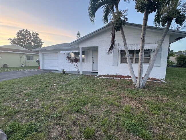 7205 NW 76th Pl in Tamarac, FL - Building Photo - Building Photo