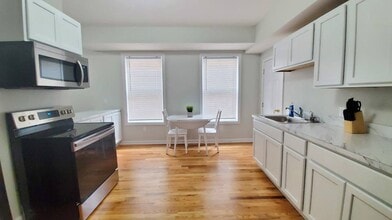 2339 Main St, Unit 1 in Hartford, CT - Foto de edificio - Building Photo