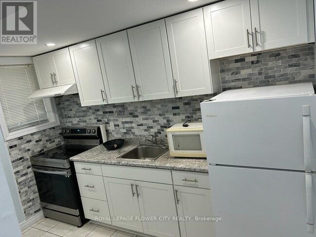 4 Lascelles Blvd in Brampton, ON - Building Photo - Building Photo