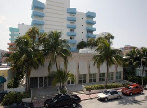 Ocean Place West in Miami Beach, FL - Building Photo - Building Photo