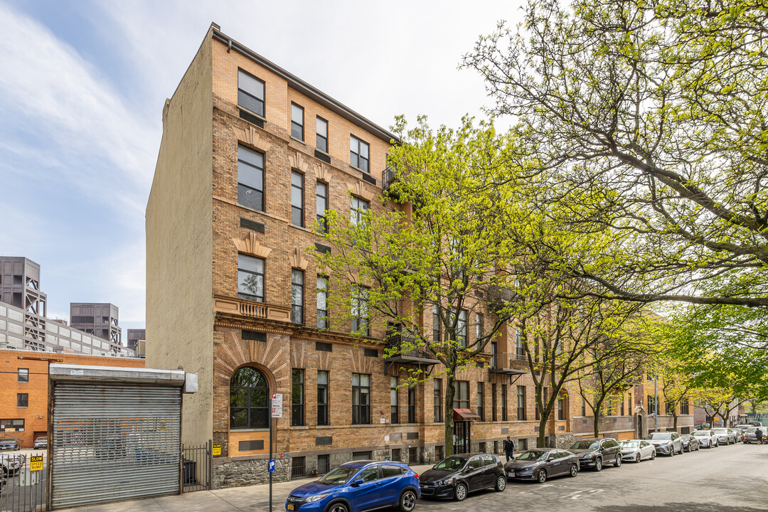 48 Whipple St in Brooklyn, NY - Building Photo