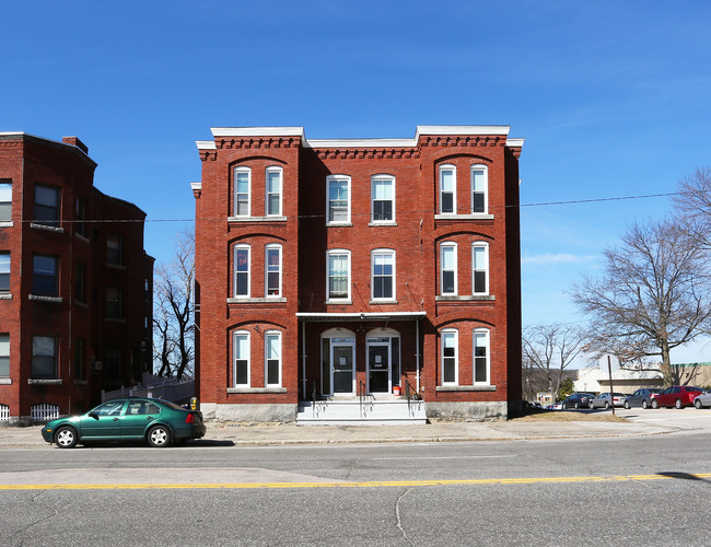 1490 Elm St in Manchester, NH - Foto de edificio - Building Photo