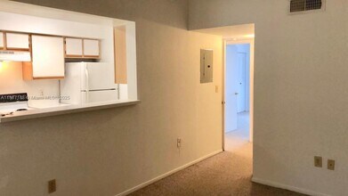 2405 NW 33rd St in Oakland Park, FL - Building Photo - Building Photo