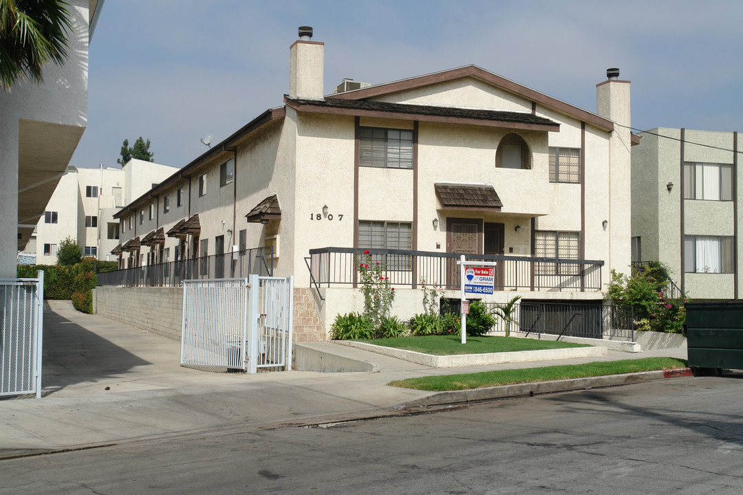 1807 Scott Rd in Burbank, CA - Building Photo