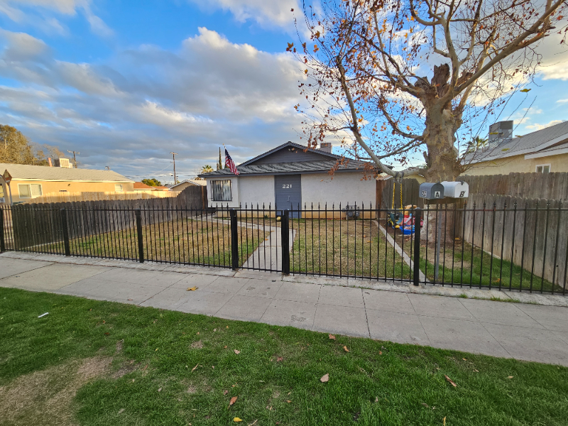 221 Lincoln Ave in Bakersfield, CA - Building Photo