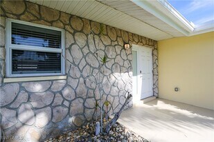 698 107th Ave N in Naples, FL - Building Photo