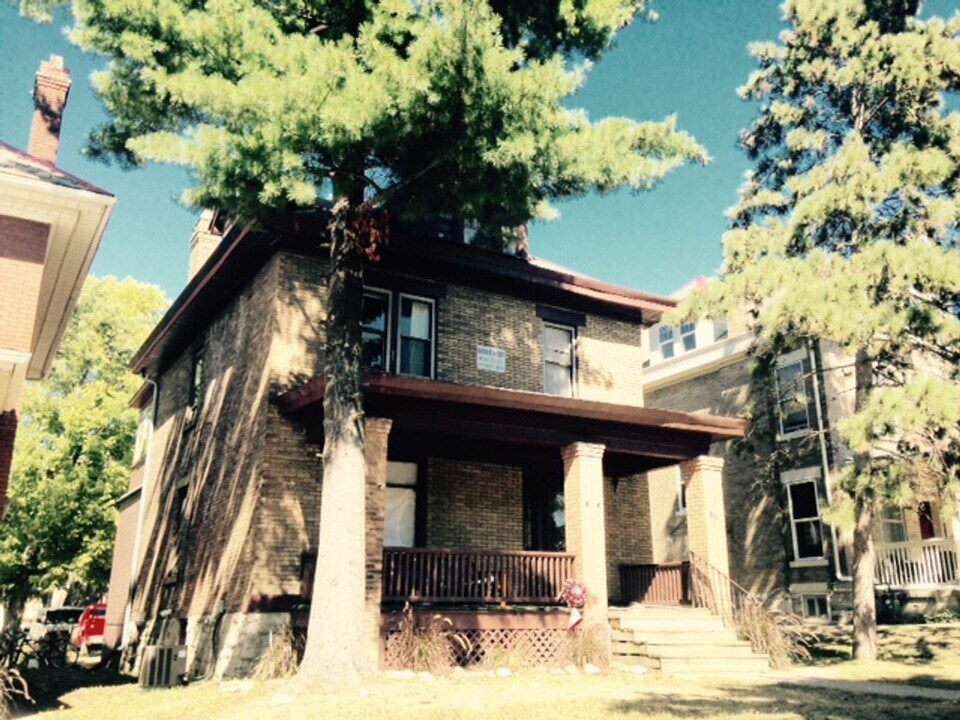160 E Lane Ave in Columbus, OH - Building Photo