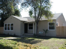 4 E Dayton Ave in Fresno, CA - Building Photo
