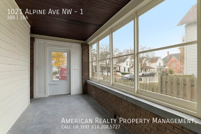 1021 Alpine Ave NW in Grand Rapids, MI - Building Photo - Building Photo