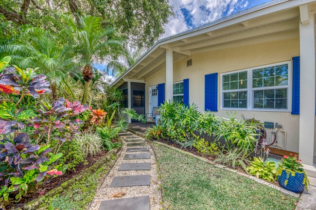 property at 404 S Caloosahatchee Ave