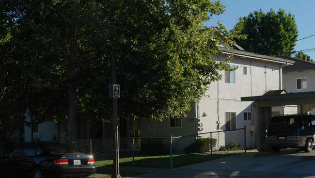 654 Macredes Avenue in San Jose, CA - Foto de edificio - Building Photo