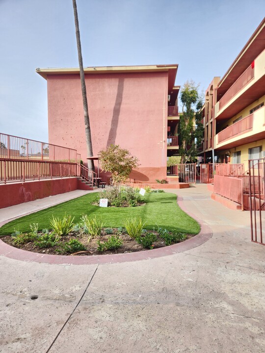 6833 Sepulveda Blvd in Van Nuys, CA - Foto de edificio
