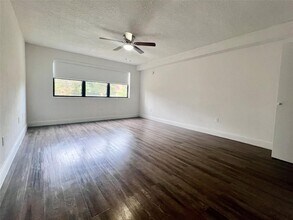 17350 NW 68th Ave, Unit 300-312 in Hialeah, FL - Building Photo - Building Photo