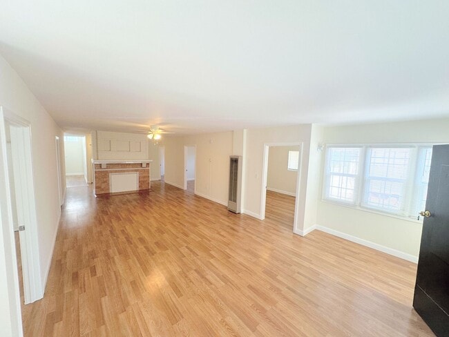 property at 1528 3/4-1524 Alexandria Ave