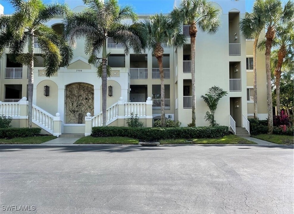 7709 Pebble Creek Cir in Naples, FL - Foto de edificio