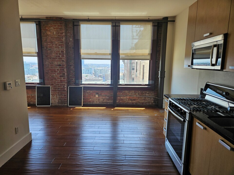 460 S Spring St in Los Angeles, CA - Building Photo